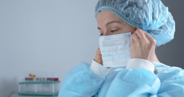 Жінка Лікар Одягає Медичну Маску Втомлена Медсестра Клінічному Кабінеті — стокове відео