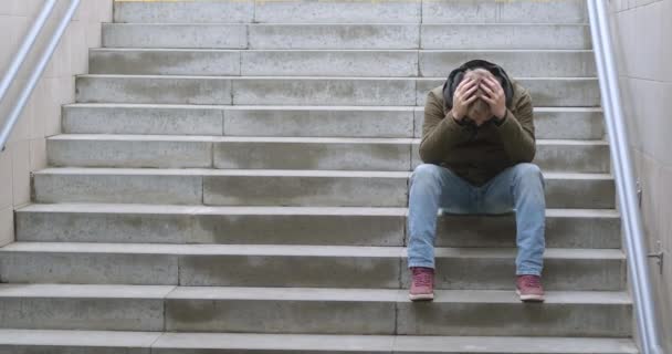 Сумний Чоловік Сидить Міських Сходах Депресивний Емоційний Стан Молодої Людини — стокове відео