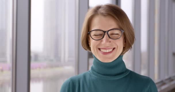 Retrato Una Joven Feliz Exitosa Cara Primer Plano Una Mujer — Vídeos de Stock