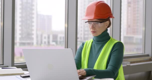 Les Femmes Qui Travaillent Sur Ordinateur Portable Dans Casque Construction — Video