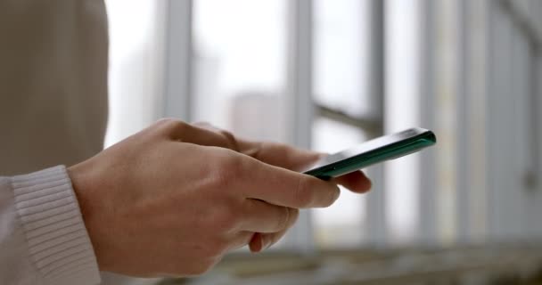 Close Telefone Celular Nas Mãos Usando Smartphone Para Conversar Online — Vídeo de Stock