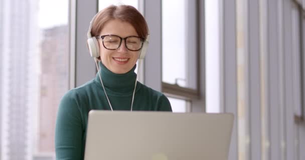 Mujer Joven Los Auriculares Comunica Conferencia Línea Través Webcam Portátil — Vídeo de stock