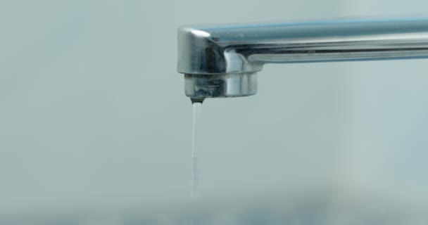 Wasser Tropft Aus Dem Wasserhahn Sanitär — Stockvideo