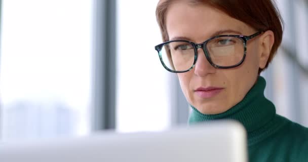 Geschäftsfrau Arbeitet Einem Modernen Büro Für Einen Laptop Das Weibchen — Stockvideo