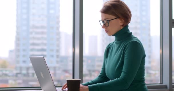 Pijn Het Hoofd Van Een Vrouw Tijdens Het Werken Een — Stockvideo