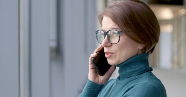 Деловая Женщина Разговаривает Мобильному Телефону Женщина Говорит Смартфону — стоковое видео