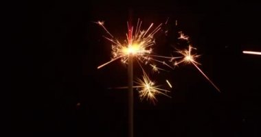 Siyah izole edilmiş arkaplanda maytap.