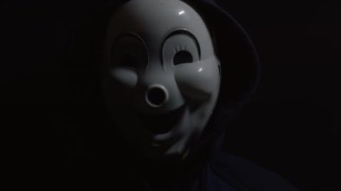 Karanlık bir odada gizemli bir maske. Hacker. Manken kafası..