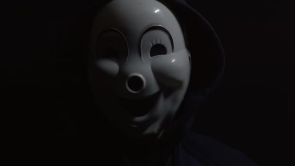 Una Máscara Misteriosa Una Habitación Oscura Hacker Cabeza Maniquí — Vídeos de Stock