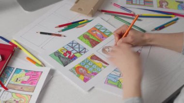 Bir illüstratör ressam kağıda bir renk çizer. Çizgi romanlar için çizimler.