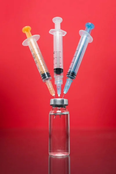 Védőoltás Koncepciója Fecskendő Ragadt Egy Üveg Folyadék Piros Háttér — Stock Fotó