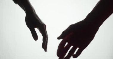 Sevgi dolu bir çiftin el silueti. Kadın ve erkek birlikte. Sevgililer Günü. Bir aile.