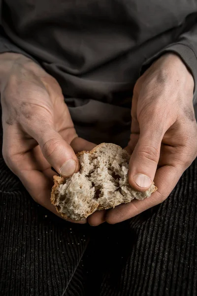 Mãos Pobre Homem Estão Segurando Pedaços Pão Conceito Fome Pobreza — Fotografia de Stock