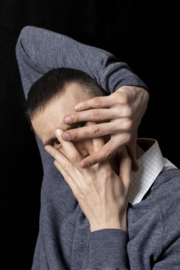 Yüzünde elleri olan genç bir adam