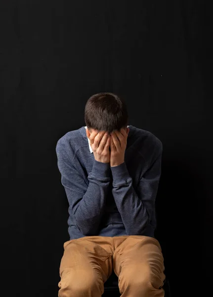 Uomo Depresso Siede Coprirsi Viso Con Mani Salute Mentale Triste — Foto Stock