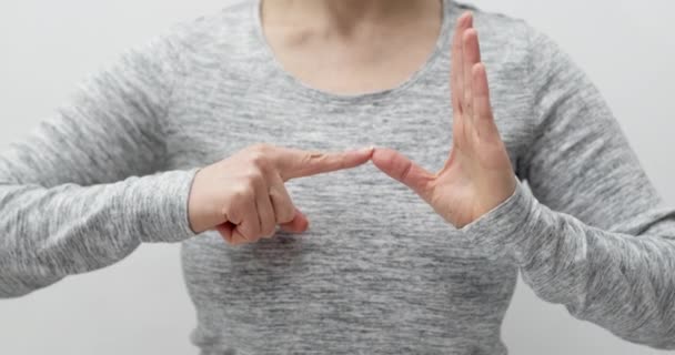 Frau Lernt Gebärdensprache Sprechen Taube Sprache Handgesten Von Menschen Mit — Stockvideo