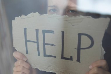 Şiddet kavramı. Kadın yardım istiyor..