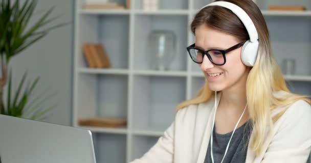 Jovem Sorrindo Mulher Fones Ouvido Falando Uma Chamada Vídeo Online — Vídeo de Stock