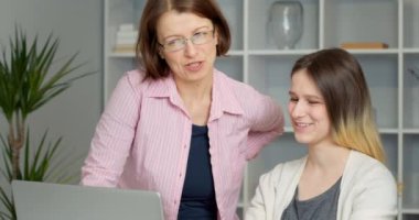 Anne ve kızı evdeki bilgisayara uzaktan bakarak ders alıyorlar.. 