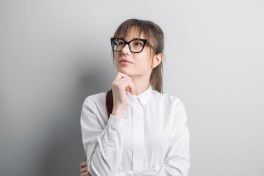 Stüdyoda gözlüklü genç bir kadın. 