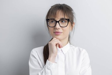 Stüdyoda gözlüklü genç bir kadın. 