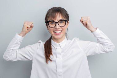 Stüdyoda gözlüklü genç bir kadın. 