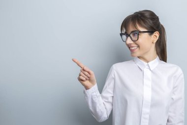 Stüdyoda gözlüklü genç bir kadın. 