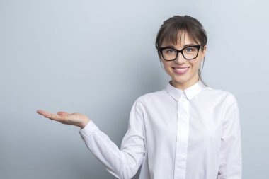 Stüdyoda gözlüklü genç bir kadın. 