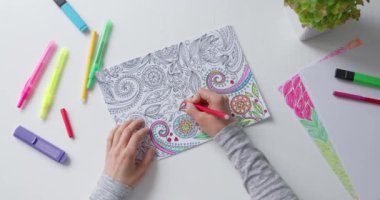 Yetişkinler için boyama kitabı. Hobi olarak çizmek. Stres atmak için konsantrasyon faaliyetleri.