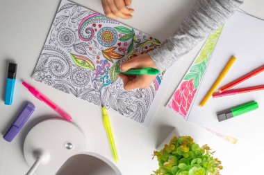 Çocuk için boyama kitabı. Hobi olarak çizmek. Stres atmak için konsantrasyon faaliyetleri.