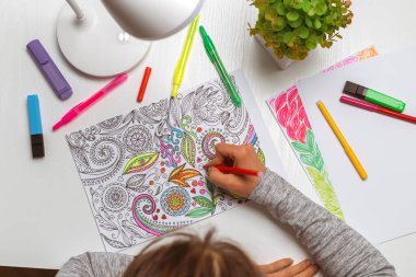 Yetişkinler için boyama kitabı. Hobi olarak çizmek. Stres atmak için konsantrasyon faaliyetleri.