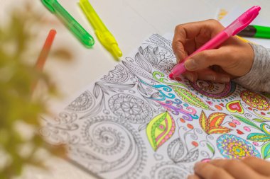 Çocuk için boyama kitabı. Hobi olarak çizmek. Stres atmak için konsantrasyon faaliyetleri.