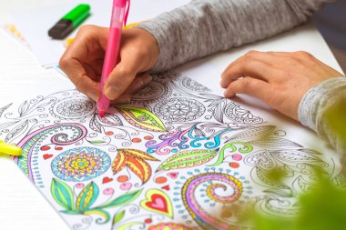 Çocuk için boyama kitabı. Hobi olarak çizmek. Stres atmak için konsantrasyon faaliyetleri.