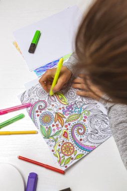 Çocuk için boyama kitabı. Hobi olarak çizmek. Stres atmak için konsantrasyon faaliyetleri.