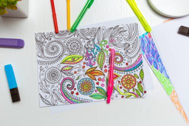 Yetişkinler için boyama kitabı. Hobi olarak çizmek. Stres atmak için konsantrasyon faaliyetleri. 