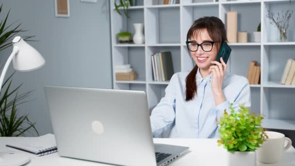 Feliz Joven Mujer Negocios Hablando Teléfono Celular Usando Portátil Chica — Vídeos de Stock