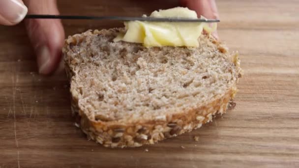 Die Butter Wird Mit Einem Messer Über Das Brot Gestreut — Stockvideo