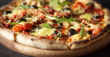 Peynirli ve zeytinli taze pizza..