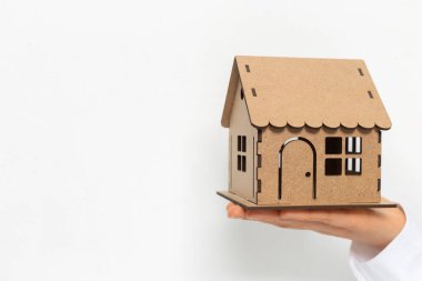 Bir emlakçının elinde bir model ev.