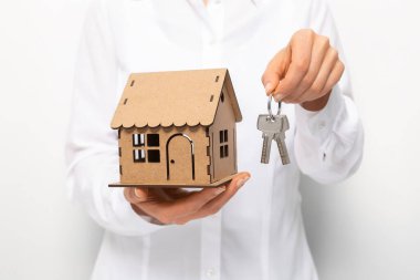 Model bir ev ve anahtarlar bir emlakçının elinde..