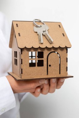 Model bir ev ve anahtarlar bir emlakçının elinde..