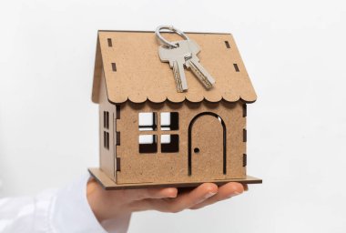 Model bir ev ve anahtarlar bir emlakçının elinde..