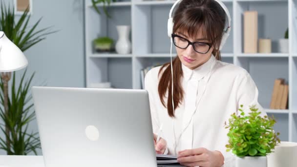 Jovem Escreve Notas Caderno Usando Laptop Webinar Online Menina Estudante — Vídeo de Stock