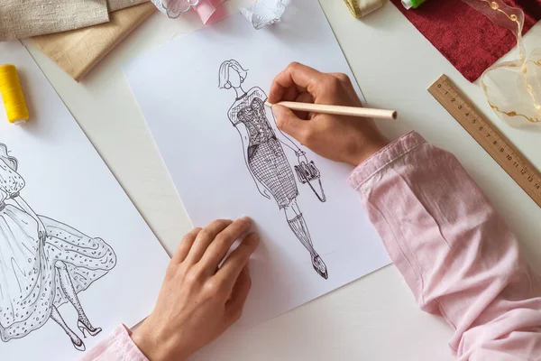 Tasarımcı Işyerindeki Kağıt Üzerine Şık Kadın Kıyafetleri Çiziyor — Stok fotoğraf