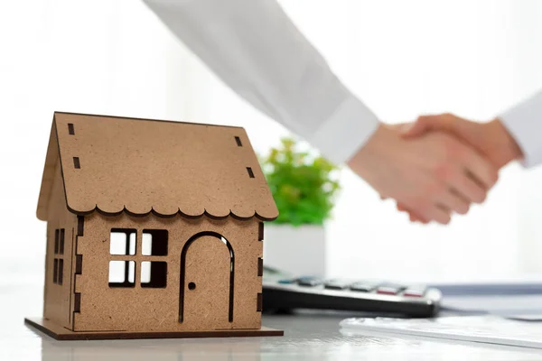 Immobilienmakler Und Klient Handschlag Erfolgreicher Immobilienkauf Hypothek Geschäftsleute Schütteln Hände lizenzfreie Stockbilder