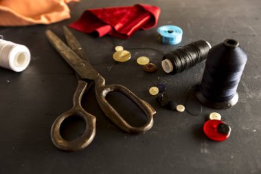 Aksesuarlar: Makas, iplik, iğne. Terzi konsepti.