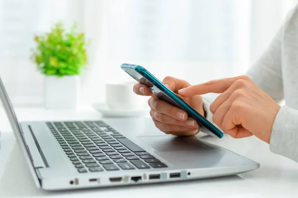 Dłonie Kobiety Używają Telefonu Komórkowego Laptopa Zakupów Online Autoryzacja Bankowości — Zdjęcie stockowe