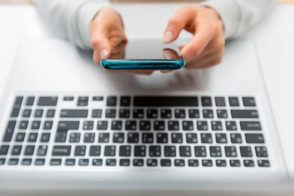 Dłonie Kobiety Używają Telefonu Komórkowego Laptopa Zakupów Online Autoryzacja Bankowości — Zdjęcie stockowe