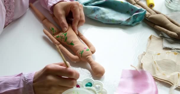 Artista Mestre Pintou Uma Boneca Têxtil Artesanal Agulha — Vídeo de Stock