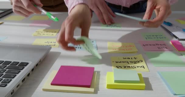 Gente Negocios Hace Una Lluvia Ideas Usando Notas Adhesivas Reunión — Vídeo de stock